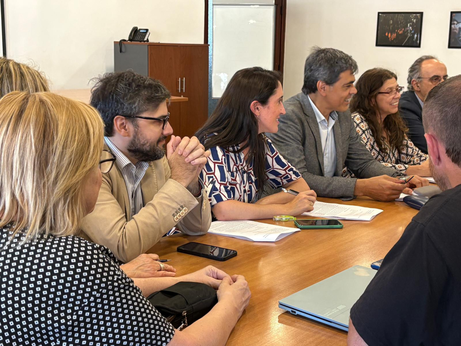 Participantes reunidos en la mesa para firmar el convenio