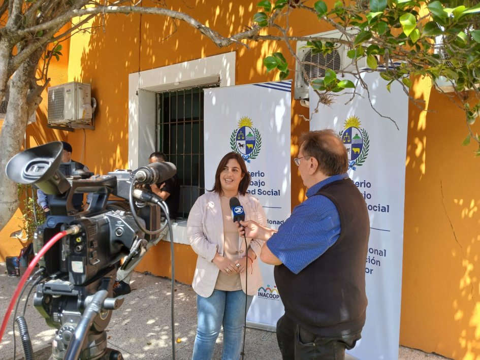 Inspección de Trabajo intensificará tareas de fiscalización en obras de construcción de Maldonado Bouret hablando con un periodista para un canal de televisión