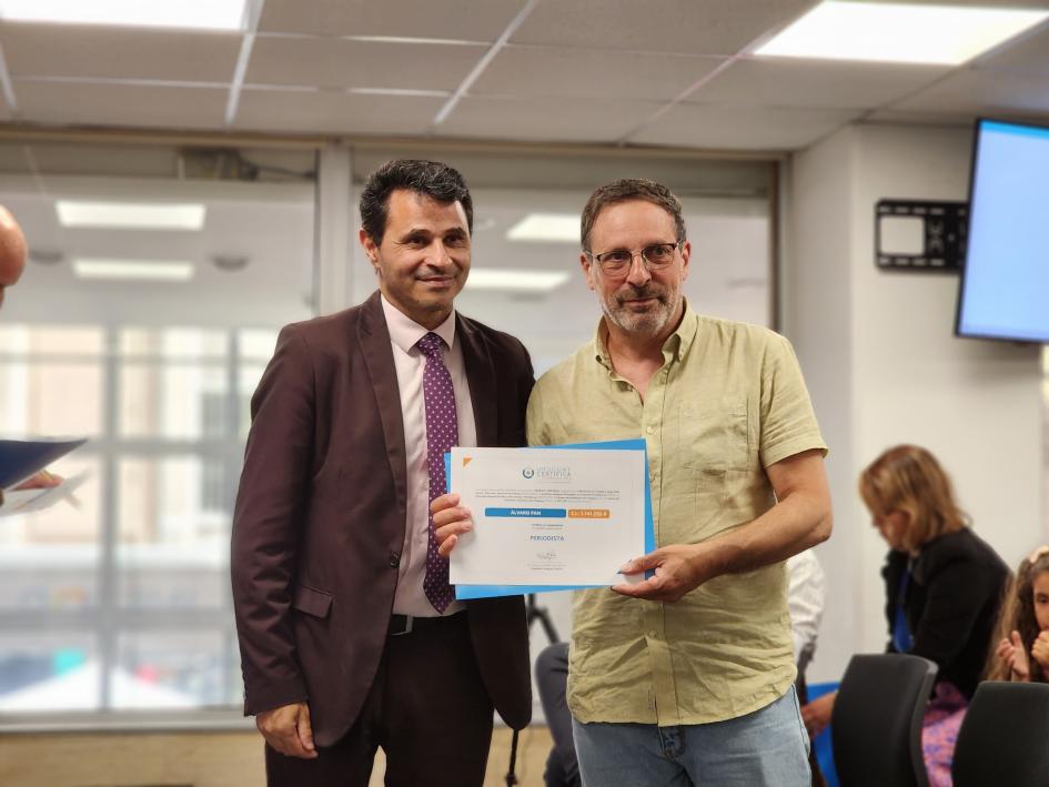Inefop entregó diplomas a egresados de Uruguay Certifica Pérez con egresado de Uruguay Certifica