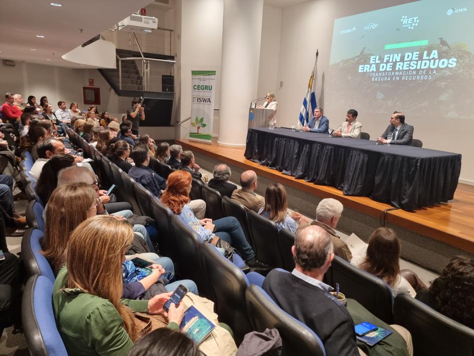 Actividad sobre economía circular y gestión de residuos Expositores y público