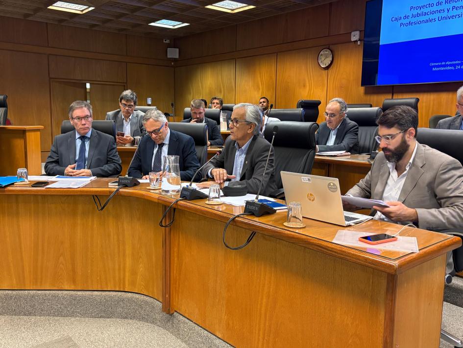 Proyecto de reforma de la Caja de Jubilaciones y Pensiones de Profesionales Universitarios Autoridades presentando proyecto