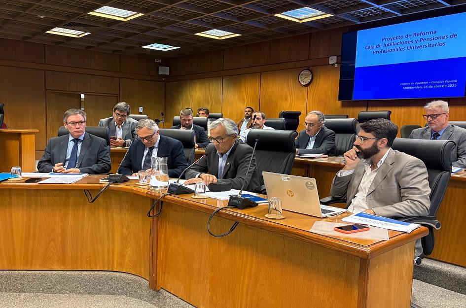 Proyecto de reforma de la Caja de Jubilaciones y Pensiones de Profesionales Universitarios Autoridades presentando proyecto