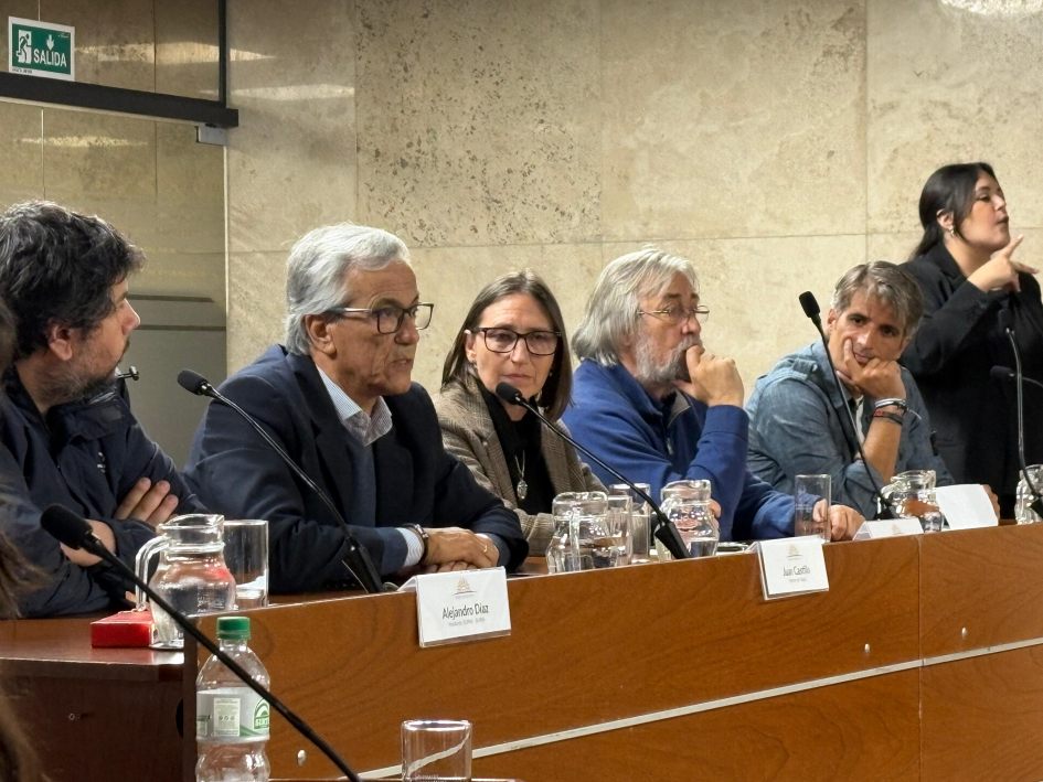 Evento “Una mirada de los trabajadores sobre los puertos de la región” Ministro y demás exponentes