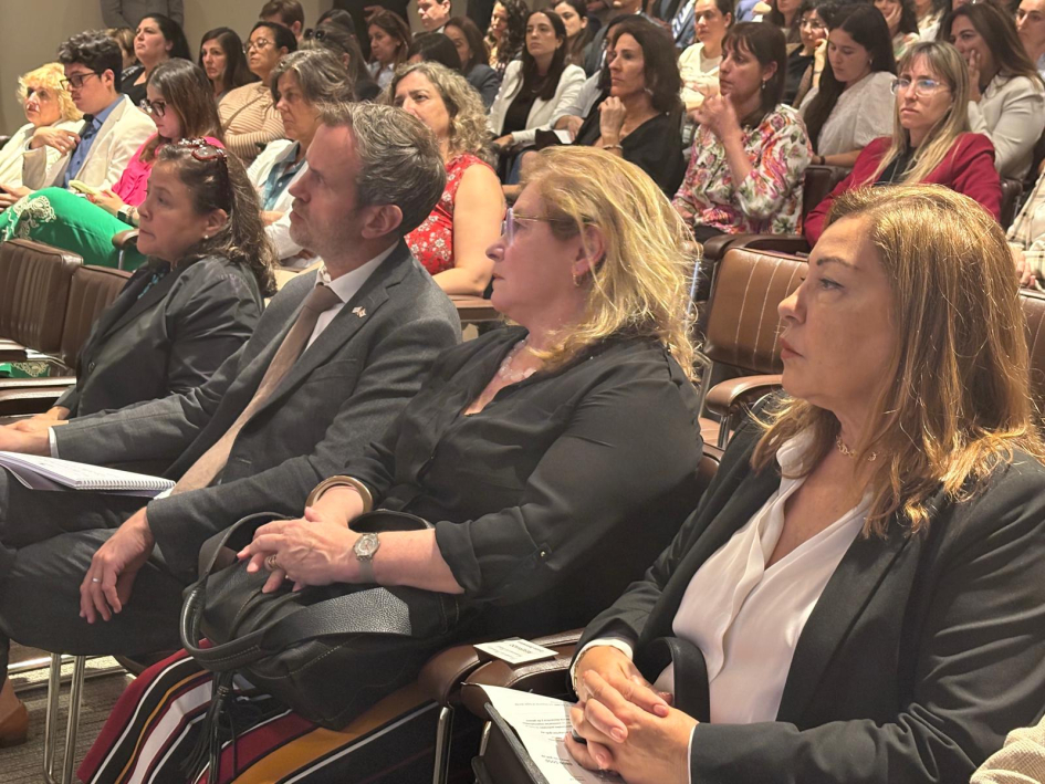Actividad por Día Internacional de la Eliminación de la Violencia contra la Mujer Público presente