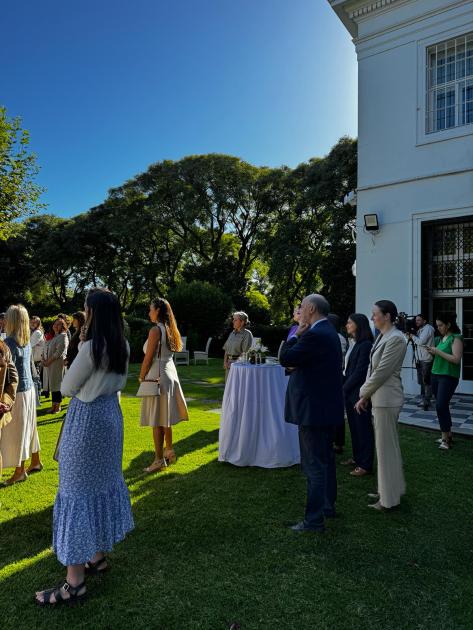 Mieres participa de convocatoria Líder por un Día organizada por Embajada Británica Actividad en Embajada Británica