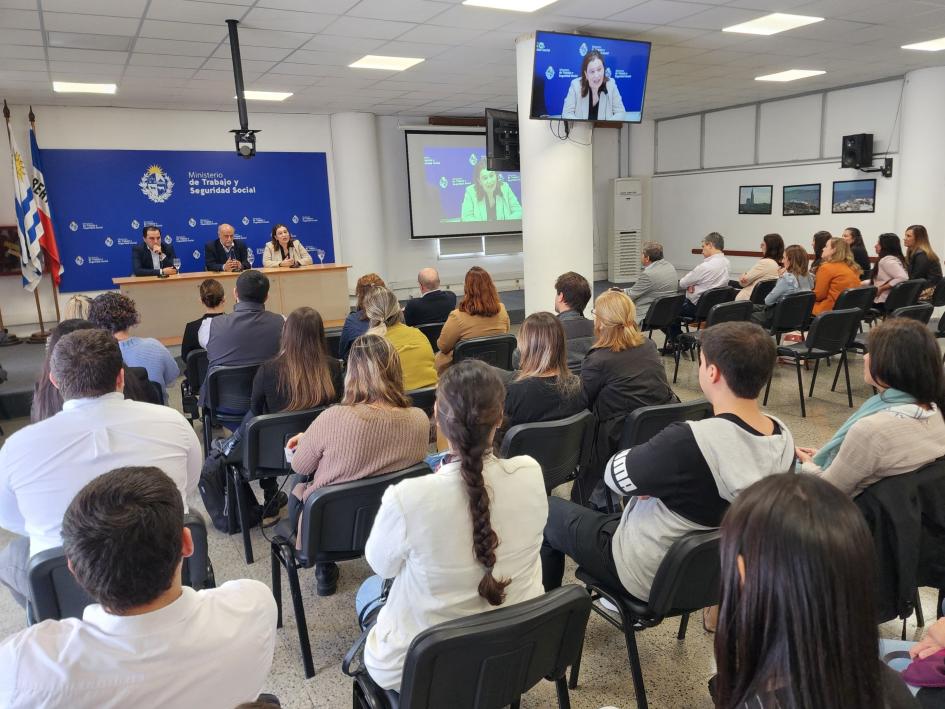 Autoridades del MTSS recibieron a 30 nuevos pasantes de Relaciones Laborales Público presente y autoridades durante su exposición