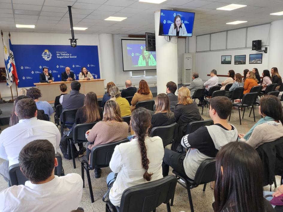 Público presente y autoridades durante su exposición