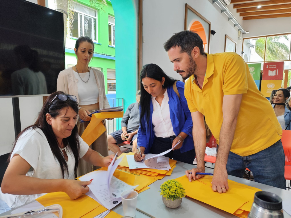 Director de Empleo Federico Araya participó en entrega de Proyectos de Inversión Productiva en Rocha Mesa con los emprendedores firmando
