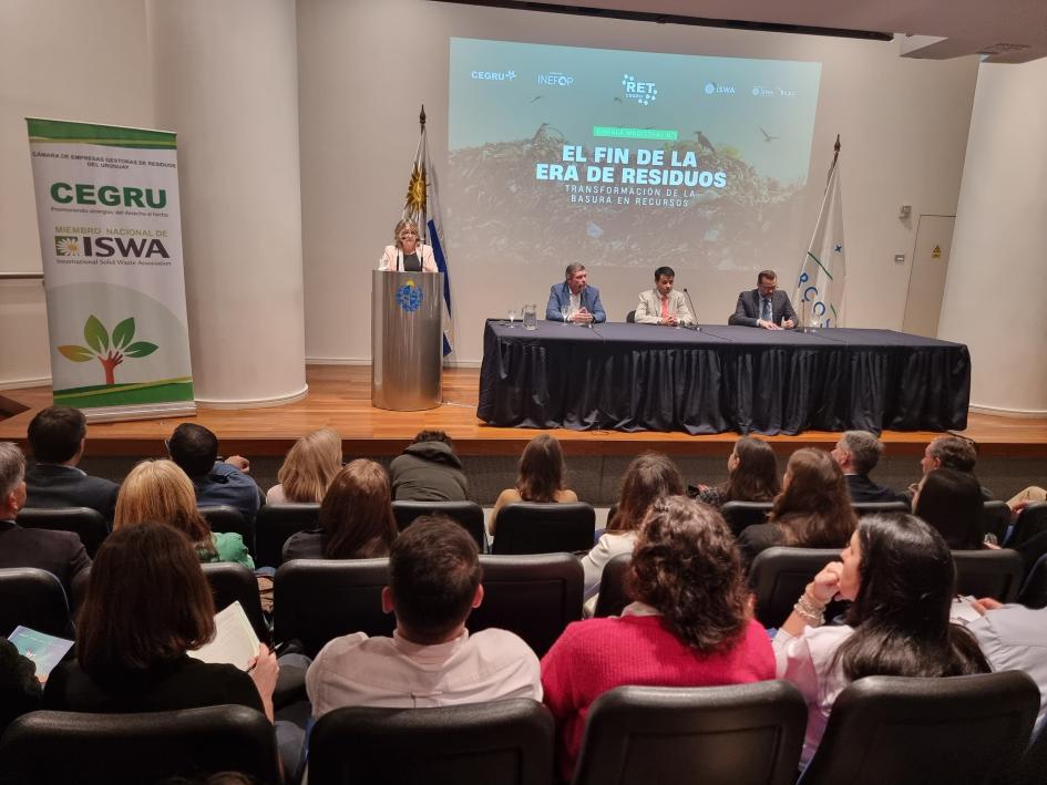 Actividad sobre economía circular y gestión de residuos Expositores y público