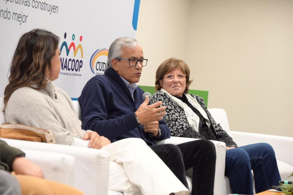 Celebración por Día Internacional de las Cooperativas Ministro durante su exposición acompañado de demás autoridades