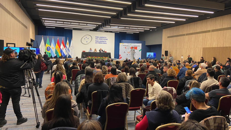 Barretto participó en actividad por 20 años de la negociación colectiva en el sector público Paneo completo de la sala