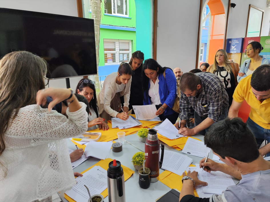Director de Empleo Federico Araya participó en entrega de Proyectos de Inversión Productiva en Rocha Mesa con los emprendedores firmando