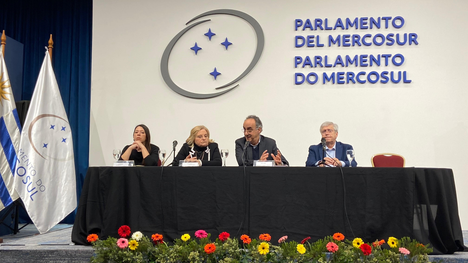Barretto participó en actividad por 20 años de la negociación colectiva en el sector público Barretto y demás autoridades durante su exposición