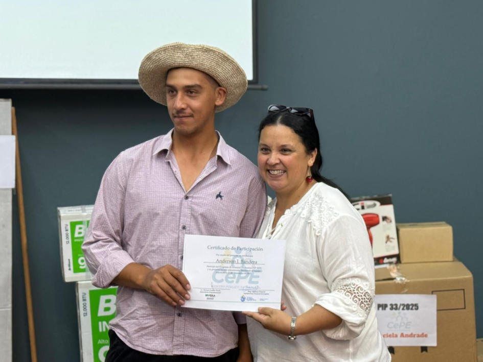 Proyectos de Inversión Productiva en Rivera Un beneficiario y una beneficiaria del proyecto