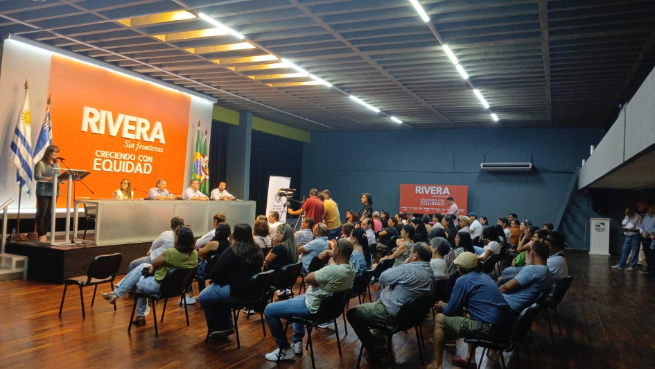 Proyectos de Inversión Productiva en Rivera Imagen de toda la sala, con público y autoridades