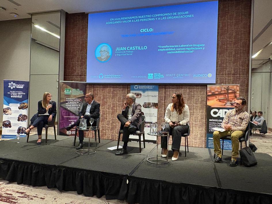 Autoridades expusieron en el ciclo “Diálogo con protagonistas” Subdirectora Nacional de Empleo, Mariana Chiquiar, expone en el evento