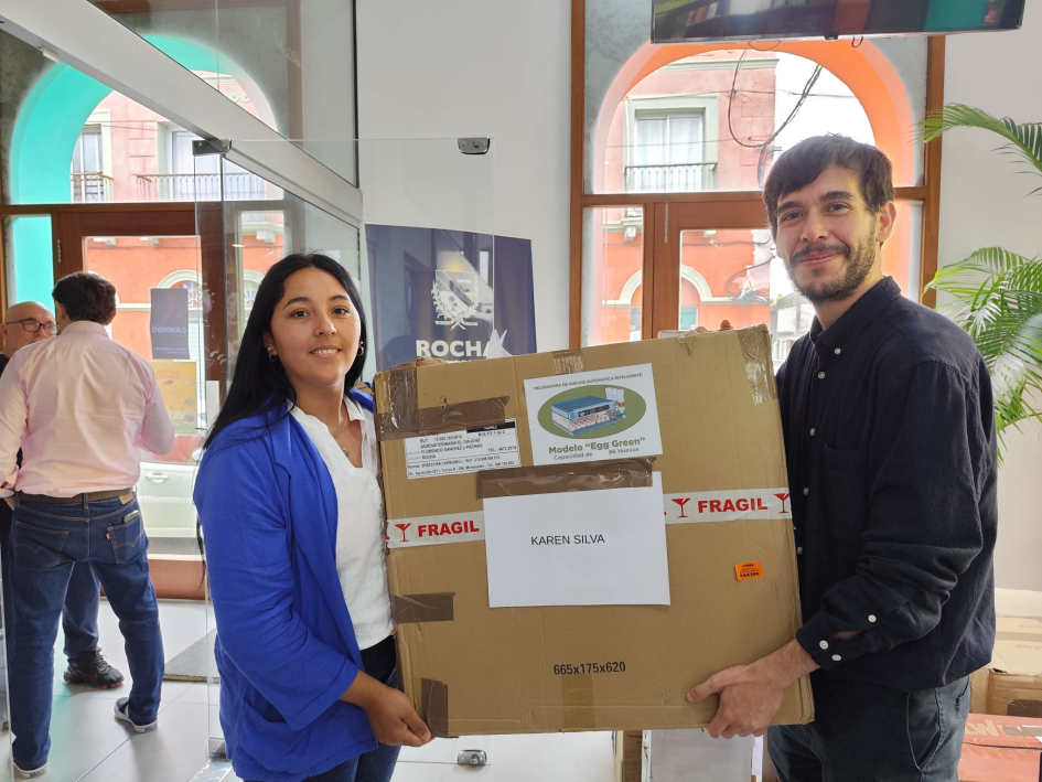 Director de Empleo Federico Araya participó en entrega de Proyectos de Inversión Productiva en Rocha Araya junto a emprendedora