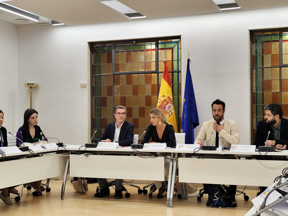 MTSS participó en taller internacional sobre inclusión laboral de personas LGBTIQ+ Foto de los exponentes en sus escritorios