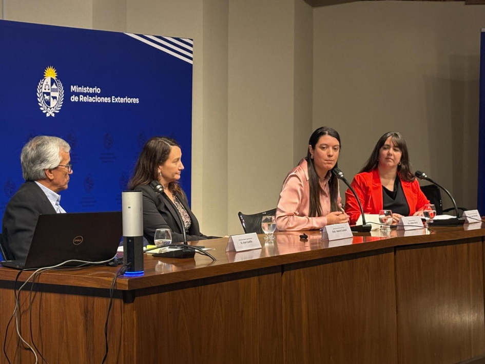 Actividad por Día Internacional de la Eliminación de la Violencia contra la Mujer Mesa de autoridades