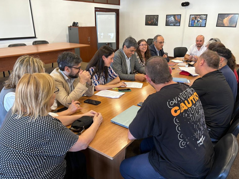 Participantes reunidos en la mesa para firmar el convenio