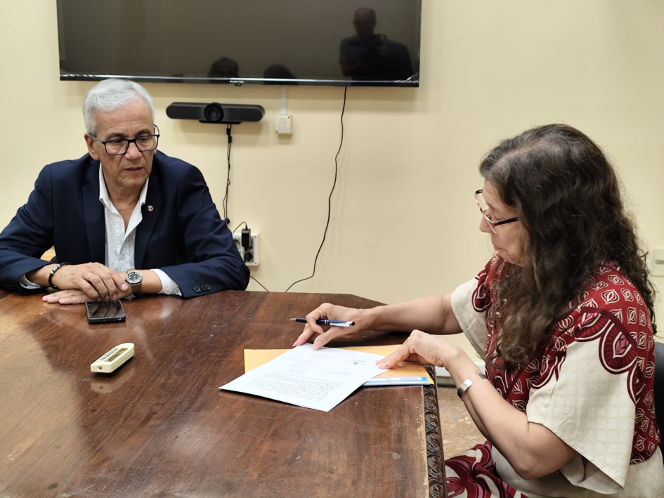 Gobierno y magistrados formalizan ámbito de negociación para 2026 Castillo con integrantes de la asociación durante la firma