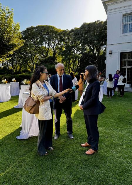 Mieres participa de convocatoria Líder por un Día organizada por Embajada Británica Ministro y ganadora entrevistados por periodista
