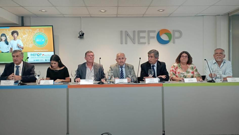 Lanzamiento de la segunda edición de Inefop Bachilleres Autoridades exponiendo