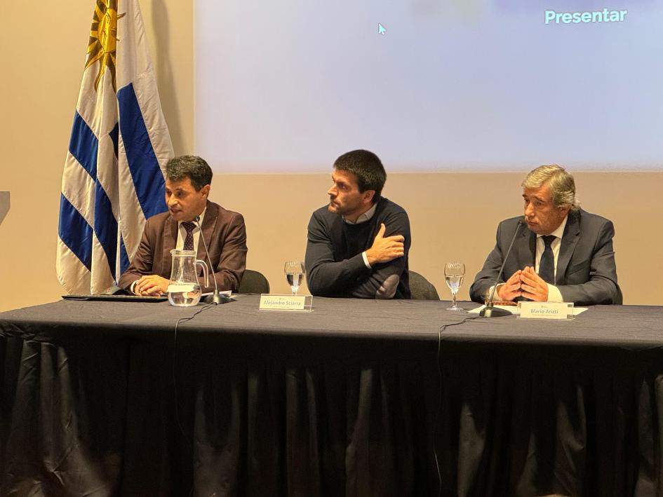 Sistema Nacional de Servicios de Empleo Autoridades durante sus exposiciones en el evento