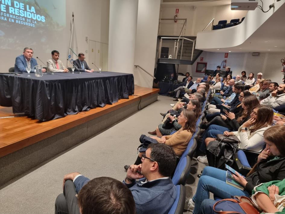 Actividad sobre economía circular y gestión de residuos Expositores y público