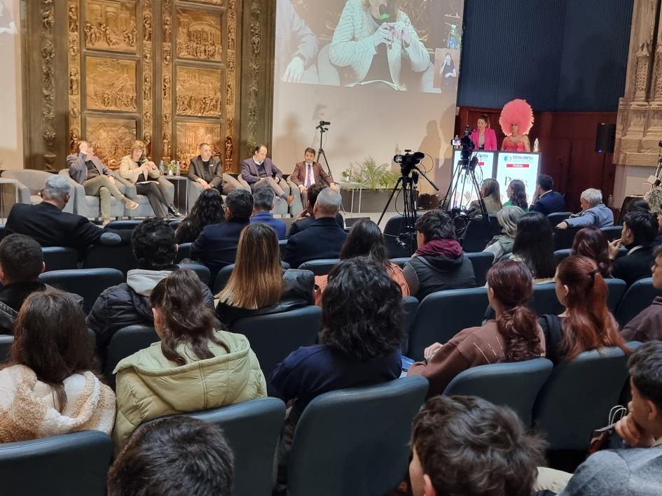 Encuentro Uruguay LGBT+ Summit Pride Connection Expositores y público presente