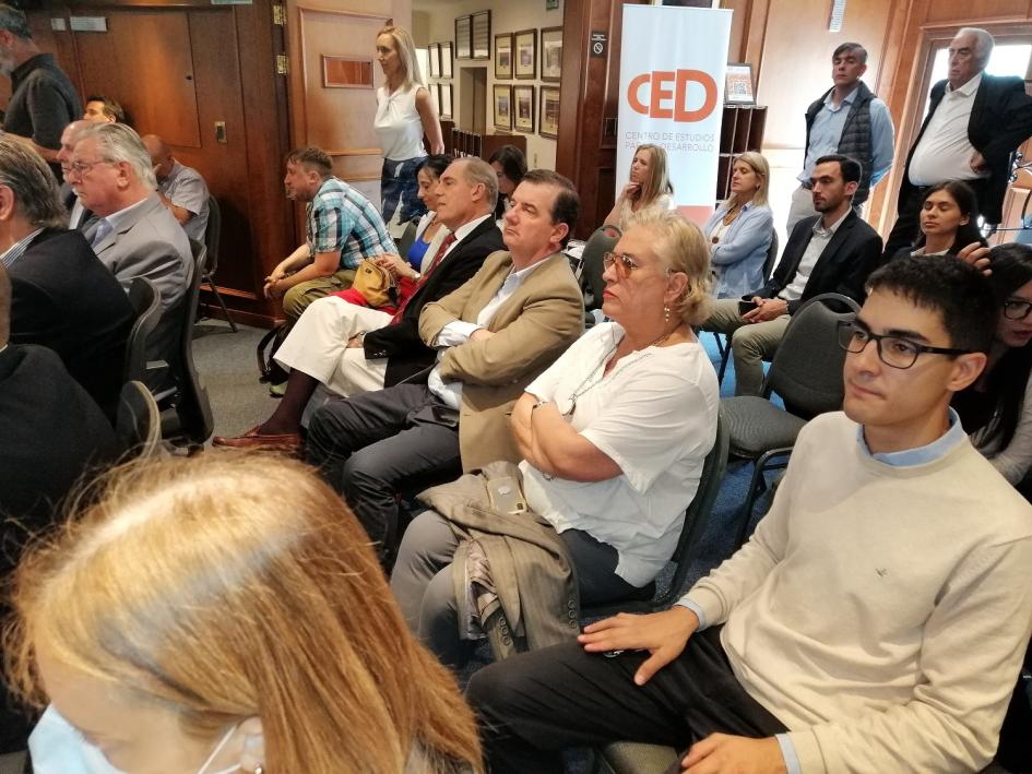 Mieres participó en la presentación del libro "Más y Mejor Trabajo" Inspector Teijeiro entre el público durante presentación del libro