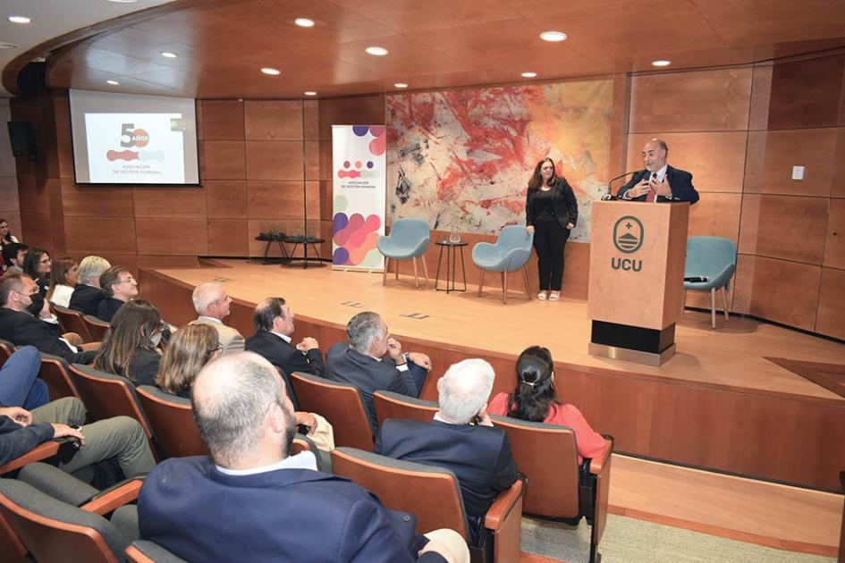 Celebración de los 50 años de la Asociación de Gestión Humana Ministro Mieres durante su exposición y participantes del evento