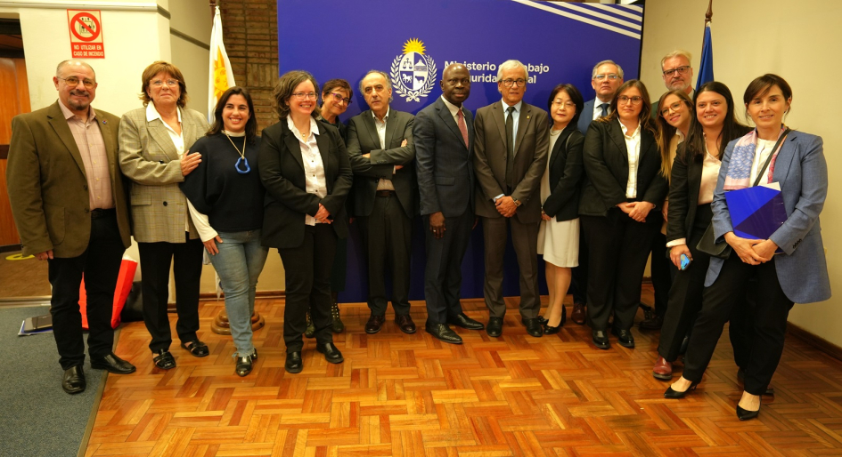 Equipo de dirección del MTSS junto al Director General de OIT