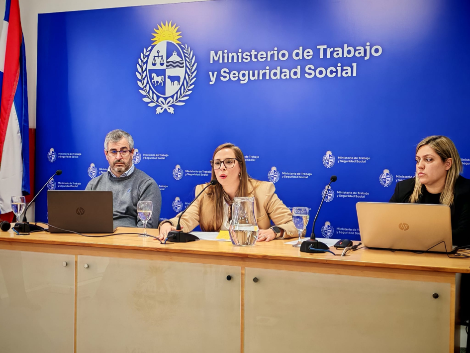 Sorteo de la segunda edición de Uruguay Impulsa Sudirectora de Empleo, Mariana Chiquiar, junto a la escribana Pais y al gerente de TI del MTSS