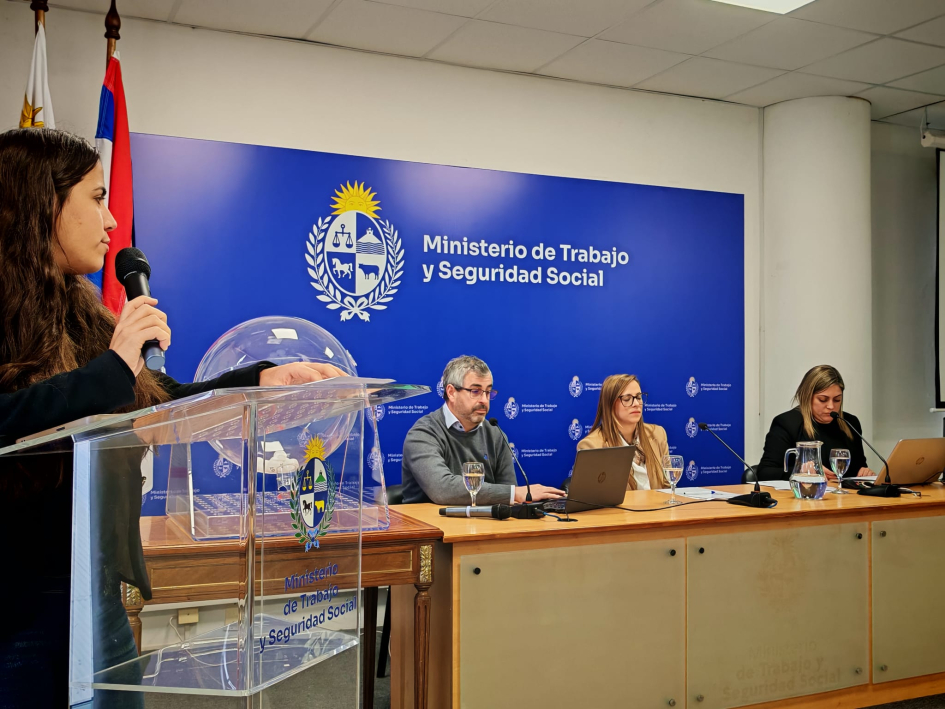 Sorteo de la segunda edición de Uruguay Impulsa En la mesa, Marcelo Belén, Mariana Chiquiar y escribana Marianela Pais