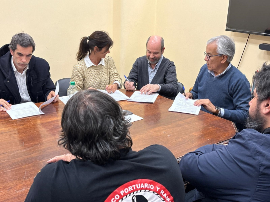 Ministro Castillo, representantes de la empresa, sindicato y DINATRA durante la firma