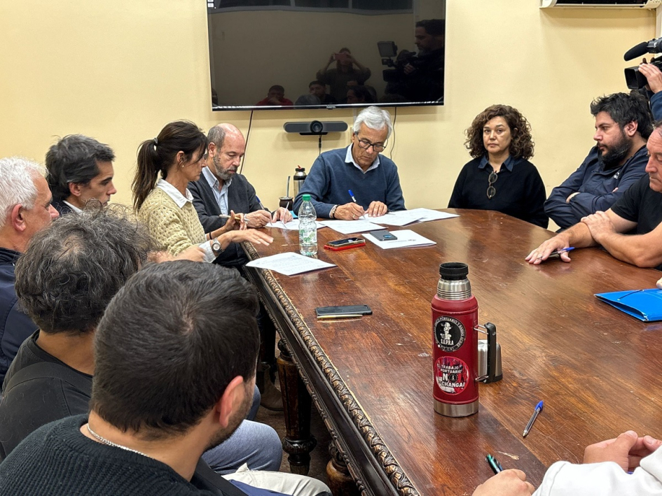 Ministro Castillo, representantes de la empresa, sindicato y DINATRA durante la firma