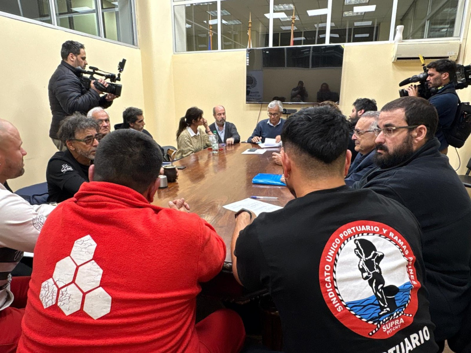 Ministro Castillo, representantes de la empresa, sindicato y DINATRA durante la firma