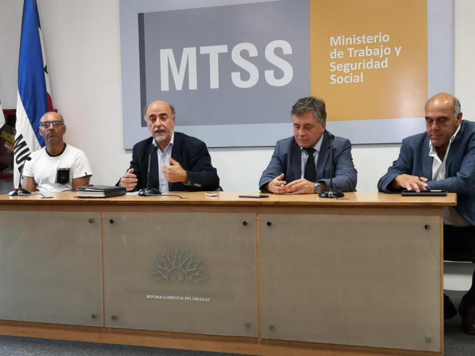 Gobierno, representantes de cámaras empresariales y del PIT-CNT acordaron líneas de acción Conferencia de prensa ministros de Trabajo e Industria, representantes sindicales y empresariales