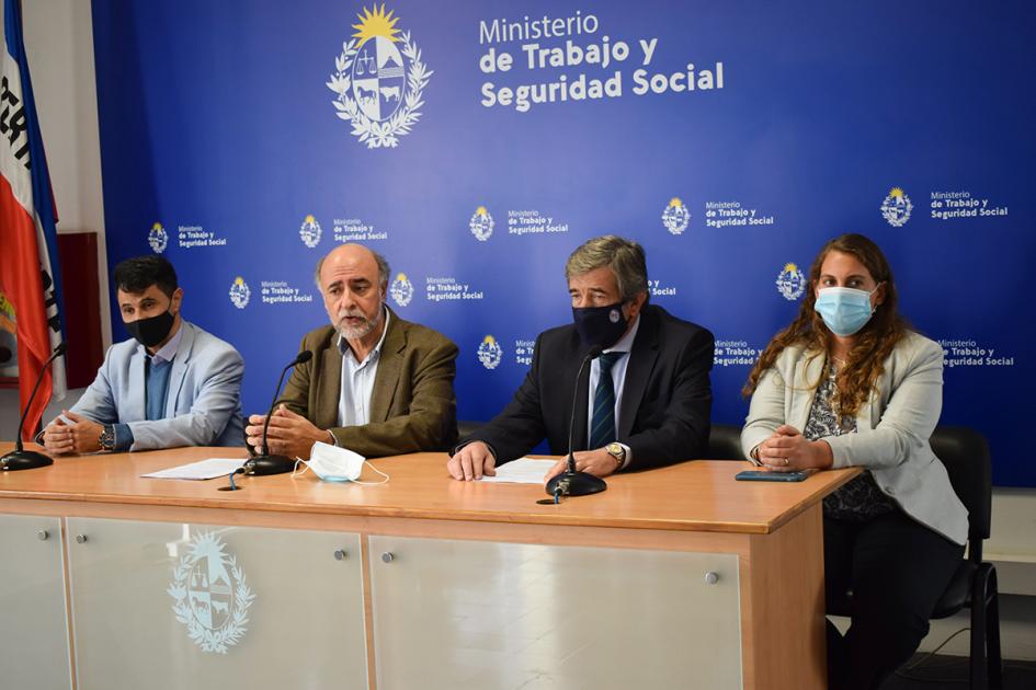 MInistro y autoridades en conferencia MInistro y autoridades en conferencia