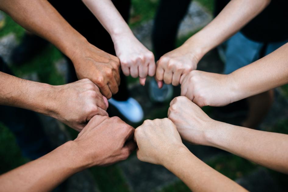 manos unidas en círculo manos unidas en círculo
