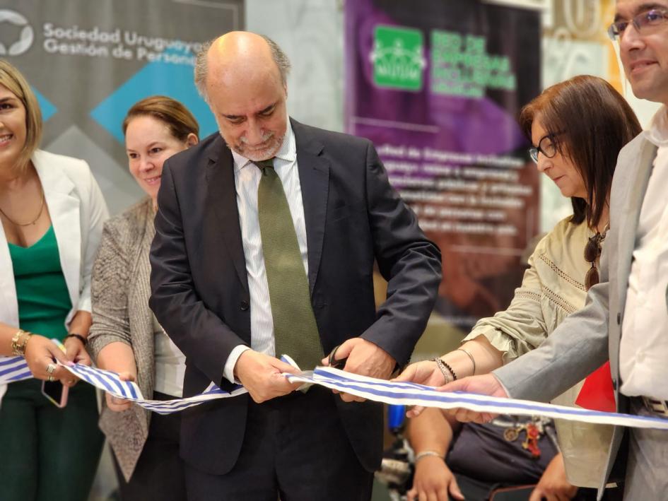 Expo Inclusión Ministro en la Expo Inclusión cortando cinta inaugural
