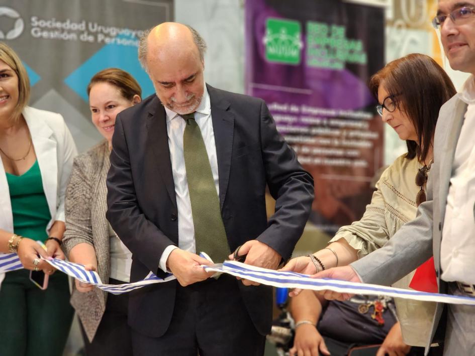 Ministro en la Expo Inclusión cortando cinta inaugural