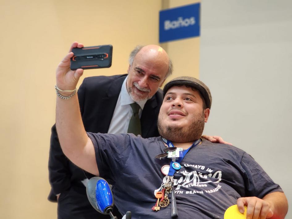 Ministro en la Expo Inclusión tomándose una selfi con una persona