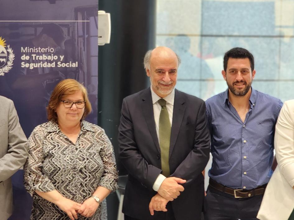 Ministro en la Expo Inclusión posando con demás autoridades