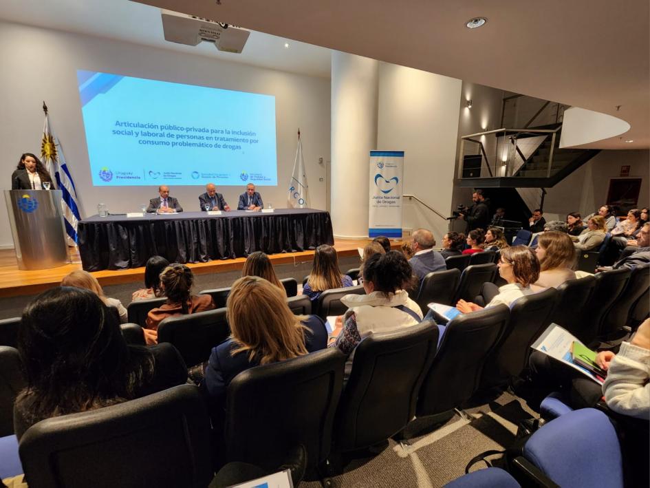 Autoridades del MTSS expusieron en evento sobre inclusión laboral Plano general del salón, con público y expositores