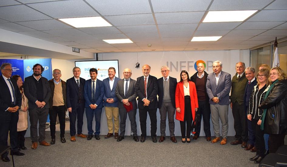 Acto de lanzamiento del Programa INEFOP Bachilleres Autoridades presentes en acto de lanzamiento de INEFOP Bachilleres