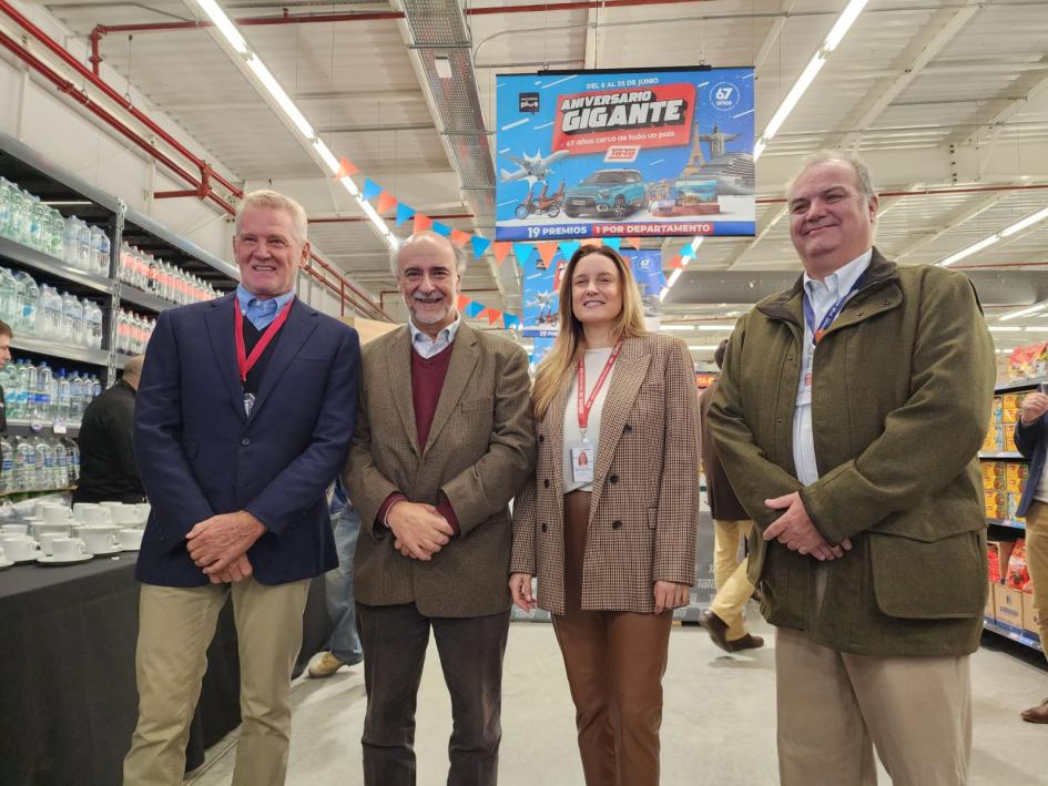 Ministro asistió a inauguración de un local de supermercados Tata