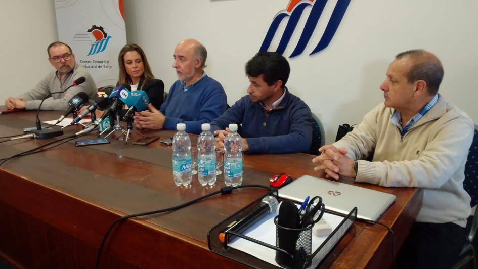 Presentación del informe Análisis del Mercado Laboral en el Departamento de Salto Presentación del informe Análisis del Mercado Laboral en el Departamento de Salto