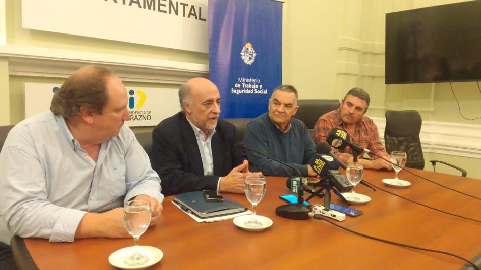 Mieres en conferencia en Intendencia de Durazno Mieres en conferencia en Intendencia de Durazno